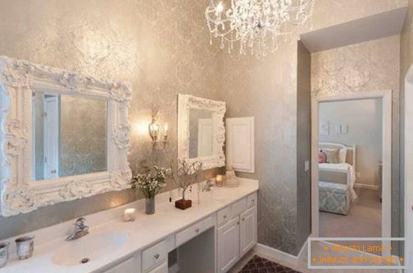 Espelhos de banheiro clássicos com molduras de estuque