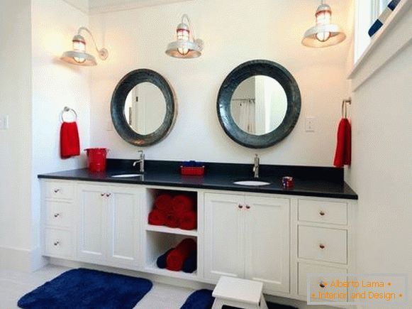 Espelhos redondos brilhantes na foto do banheiro