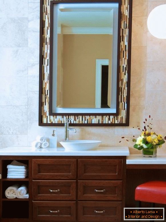 Espelho moderno no quadro do banheiro