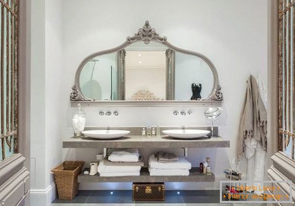 Espelho grande elegante com prateleiras no banheiro