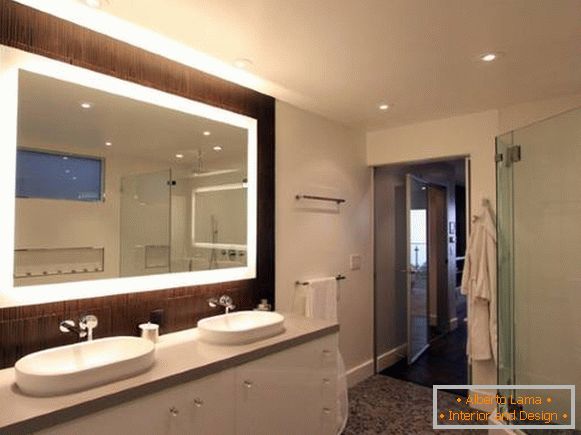 Espelho retangular com iluminação no banheiro