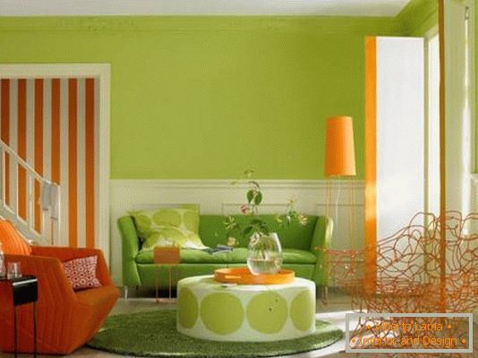 Design de sala de estar em cores brilhantes