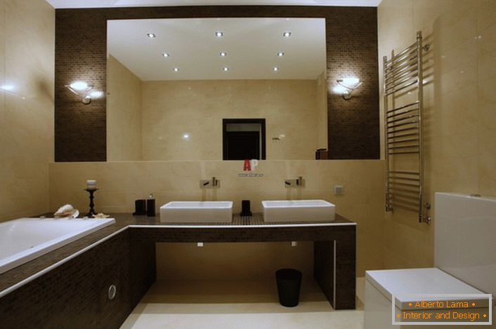 O banheiro no estilo minimalista é decorado em tons de bege claro e marrom. 