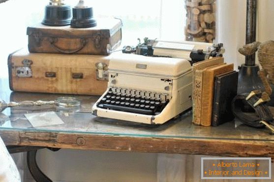 Decoração de estilo vintage: malas, livros, máquina de escrever