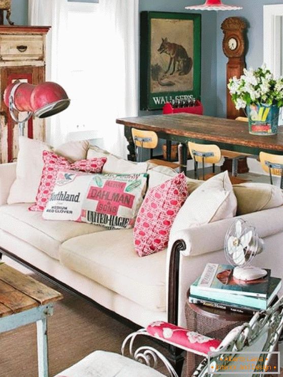 Bela sala de estar com elementos vintage