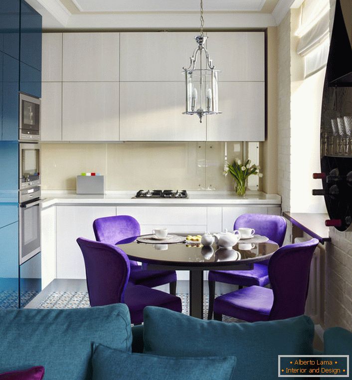 O estilo eclético é ótimo para uma pequena cozinha. Turquesa escura é favoravelmente combinada com branco neutro, tornando visualmente o quarto maior.
