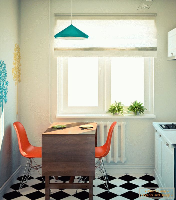 Uma pequena cozinha no estilo do ecletismo é projetada extremamente funcionalmente.