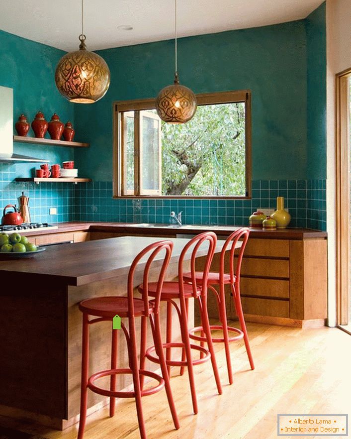 Decoração de parede turquesa na cozinha torna o quarto mais espaçoso. Móveis lacônicos e modestos se encaixam perfeitamente no interior geral no estilo do ecletismo.