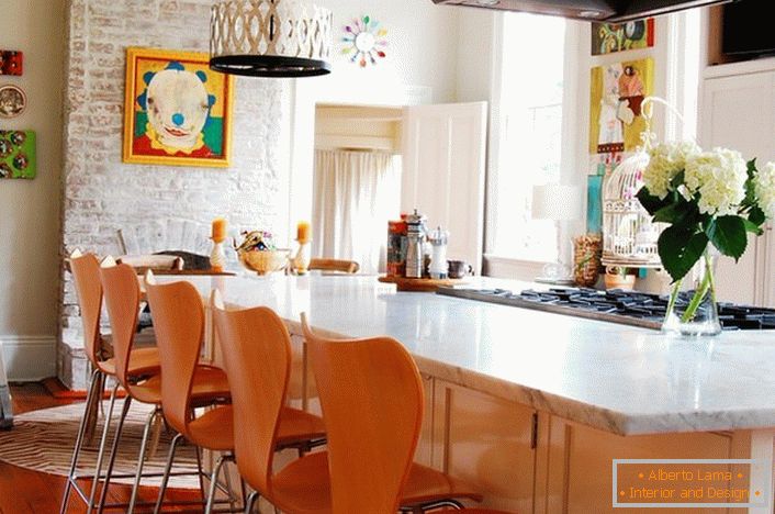 Cozinha aconchegante no estilo do ecletismo. Os toques de laranja tornam a situação mais quente.
