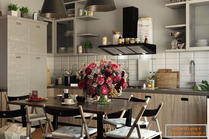 Espaço da cozinha é decorado em estilo eclético. A simplicidade e modéstia do mobiliário são complementadas por composições de flores.