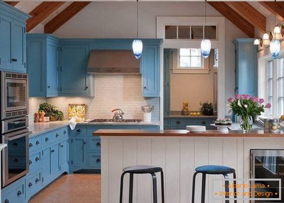 Cozinha azul elegante no interior