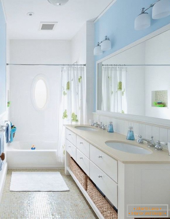 Banheiro pequeno na cor azul