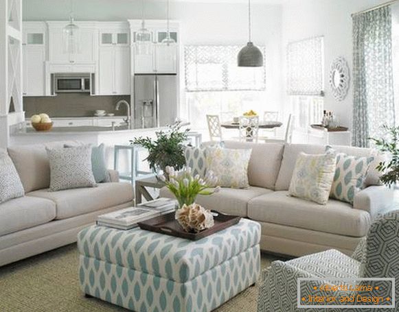 Interior azul branco da sala de estar e cozinha em uma casa privada