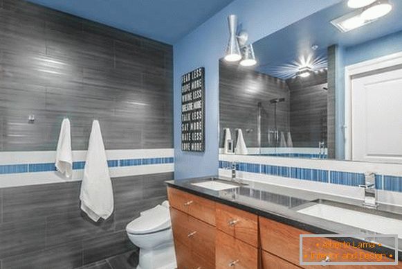 Azul brilhante no interior do banheiro 2016