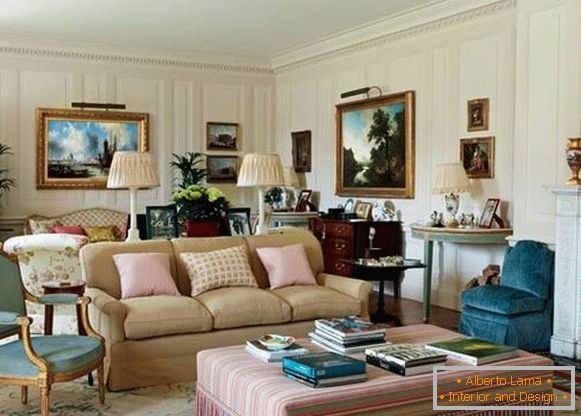 Design clássico da sala de estar de uma casa particular