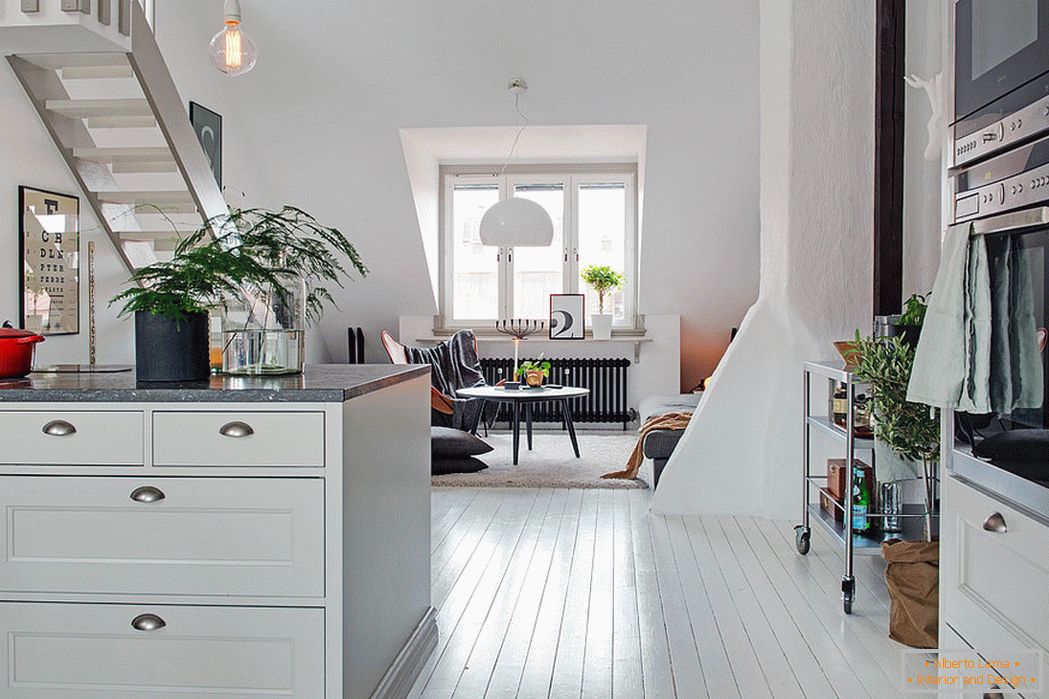 Interior de uma pequena casa em estilo escandinavo