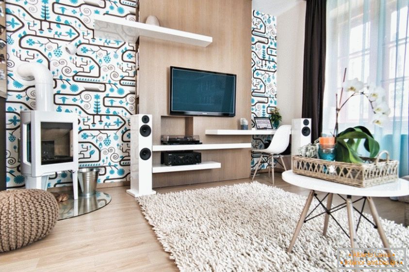 Design de interiores luminoso de um apartamento em Budapeste em tons de turquesa