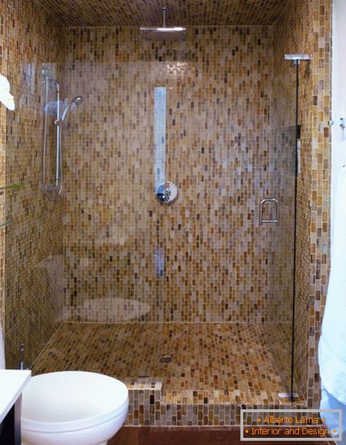 Mosaico nas paredes do banheiro