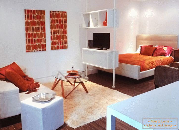 Interior de um apartamento branco com detalhes em laranja