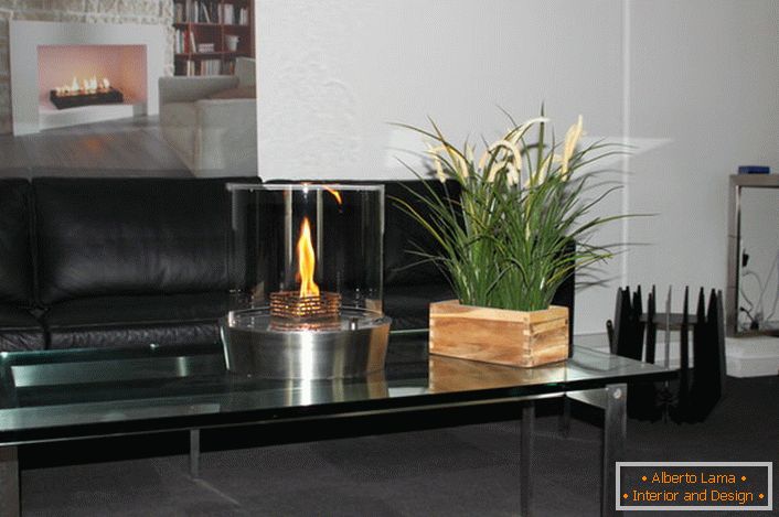 Elemento decorativo da sala de estar é uma lareira bio mesa elegante.