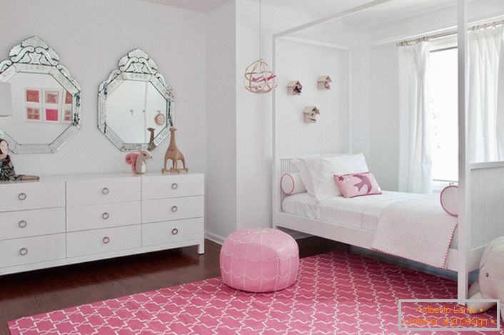 Clássica decoração branca e rosa do quarto de uma pequena fashionista.
