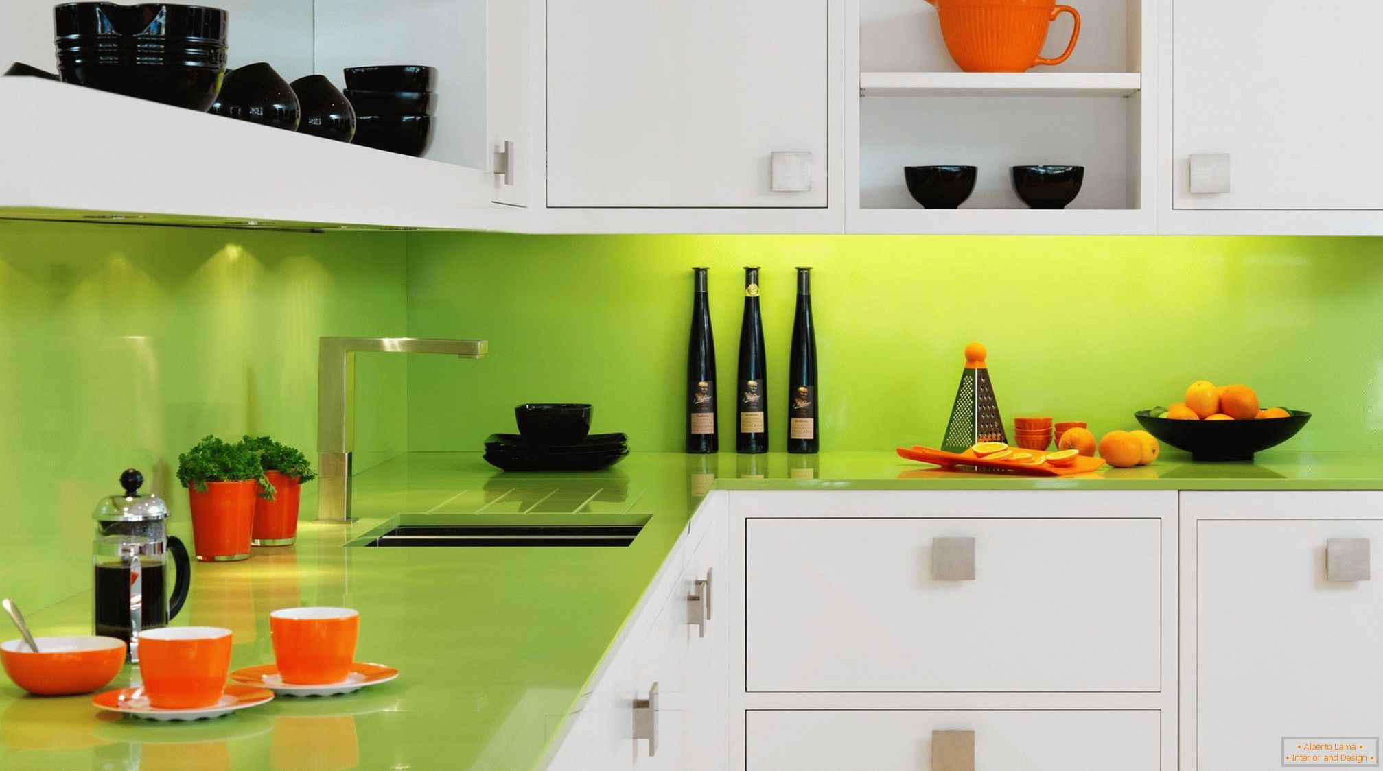 Pratos laranja e preto em uma cozinha branco-verde