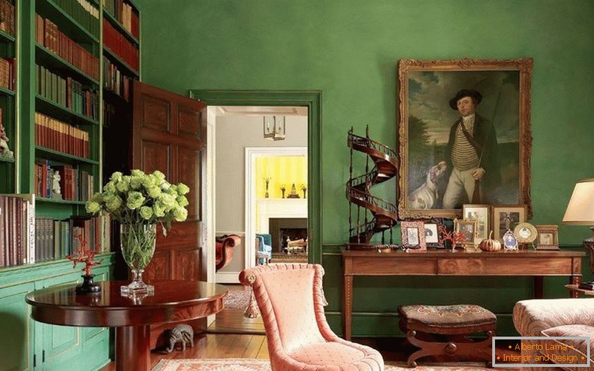 Decoração do quartoы с зелеными обоями в классическом стиле