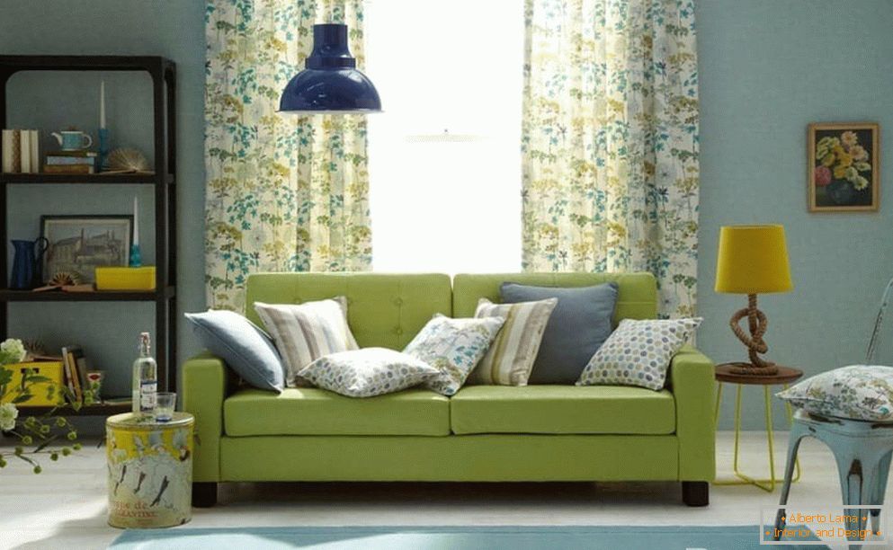 Sala de estar em azul com um sofá verde