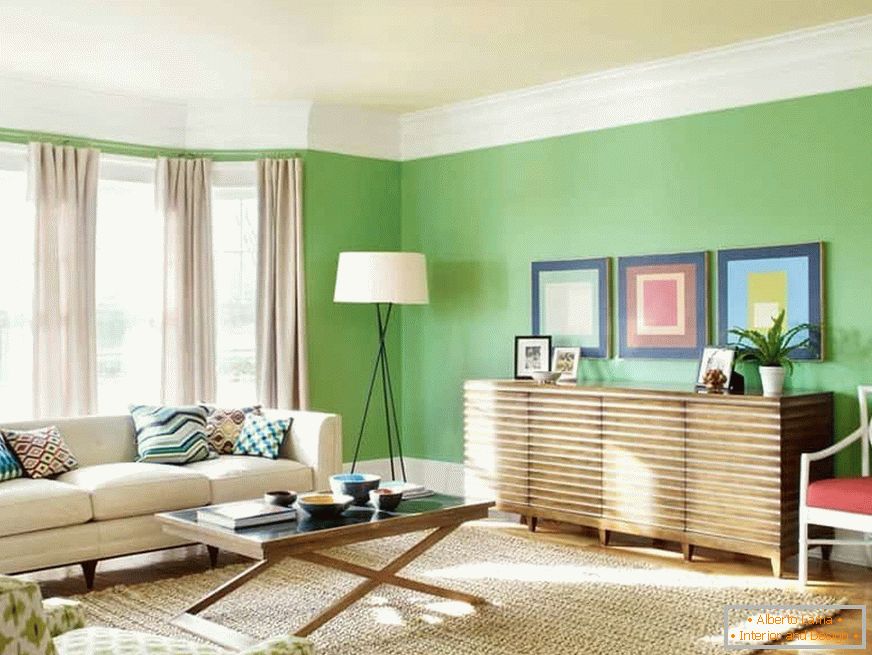 Sala de estar brilhante com luz verde e bege