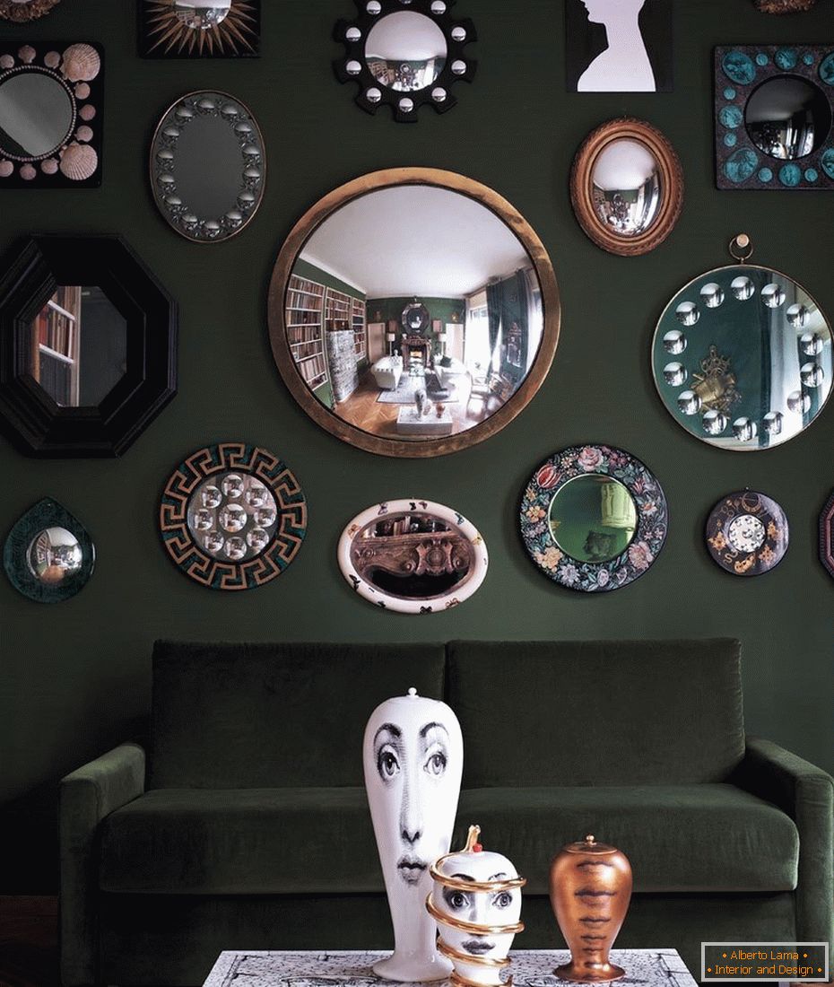 Espelhos de diferentes formas acima do sofá