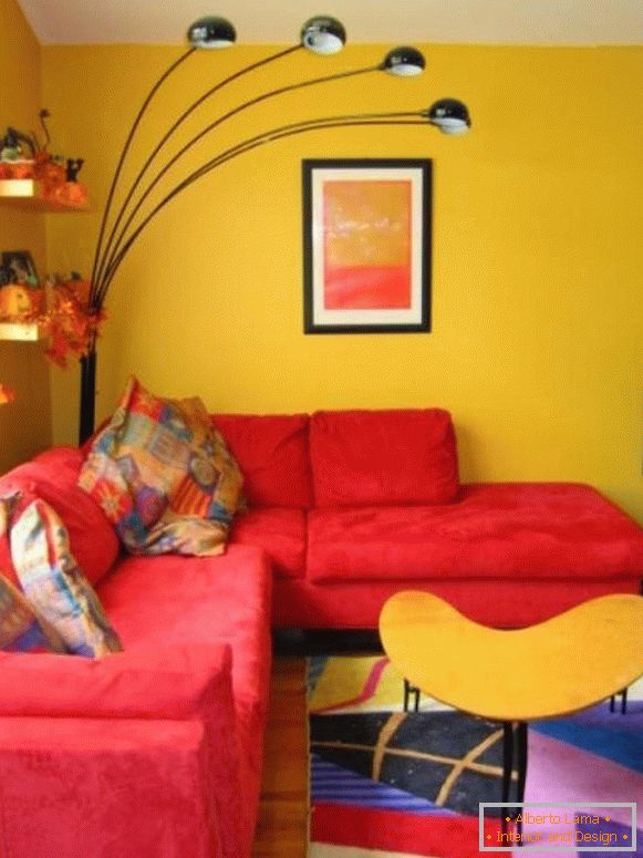 Sofá vermelho na sala amarela