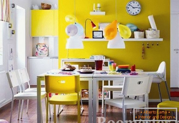 Sala de jantar na cor amarela