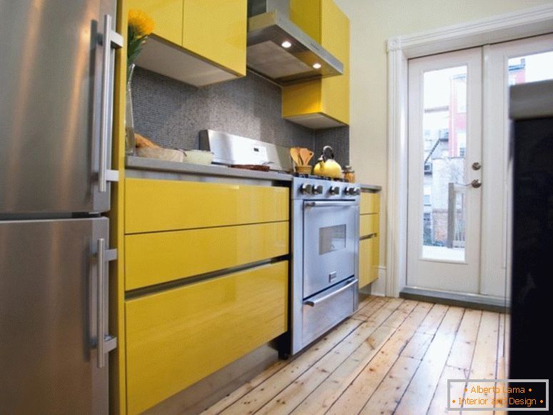 Aplicação de cor amarela no interior da cozinha