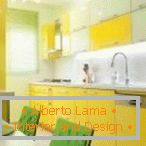 Móveis de cozinha com fachadas brancas e amarelas