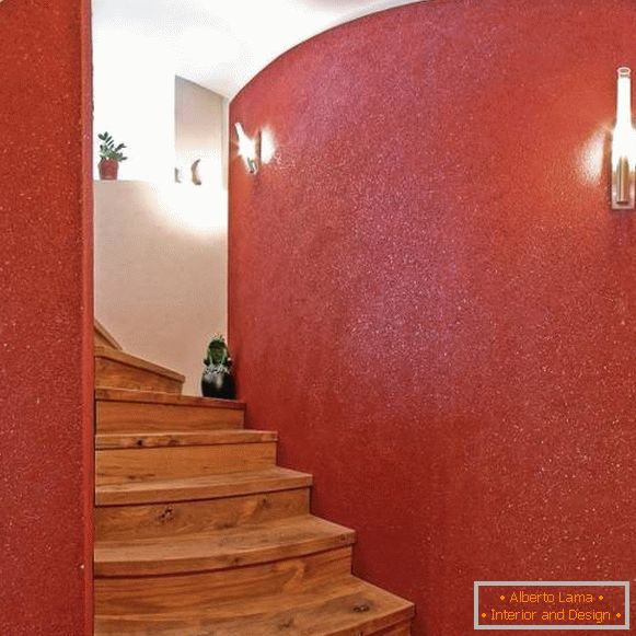 Papel de parede líquido vermelho no corredor no interior - foto da escada
