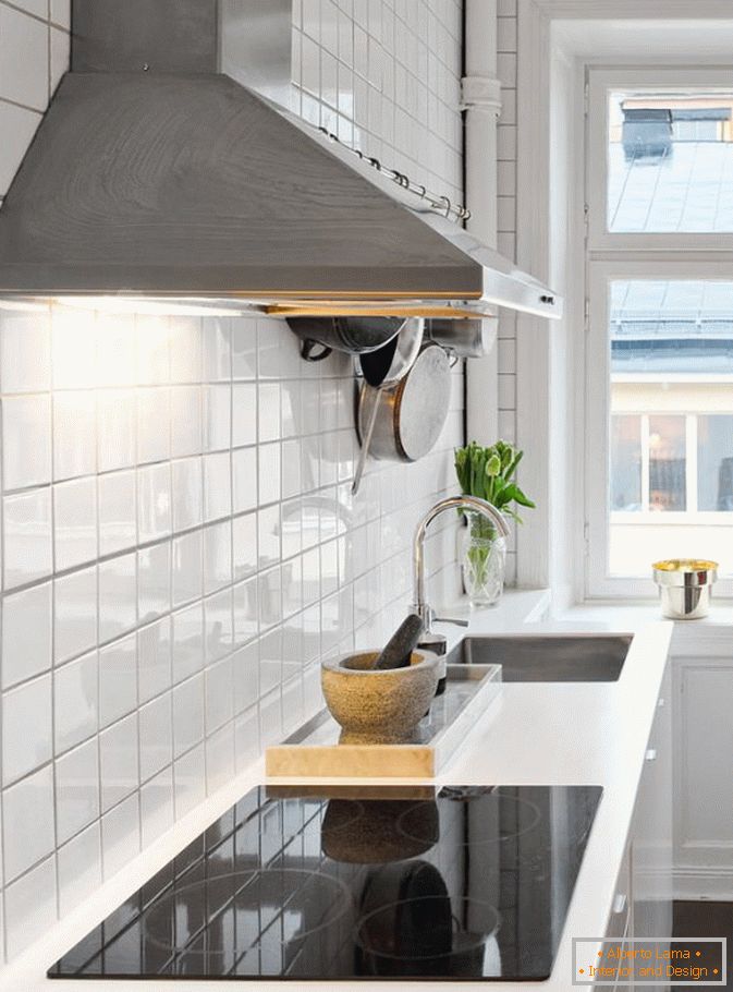 Cozinha apartamento-estúdio em estilo escandinavo
